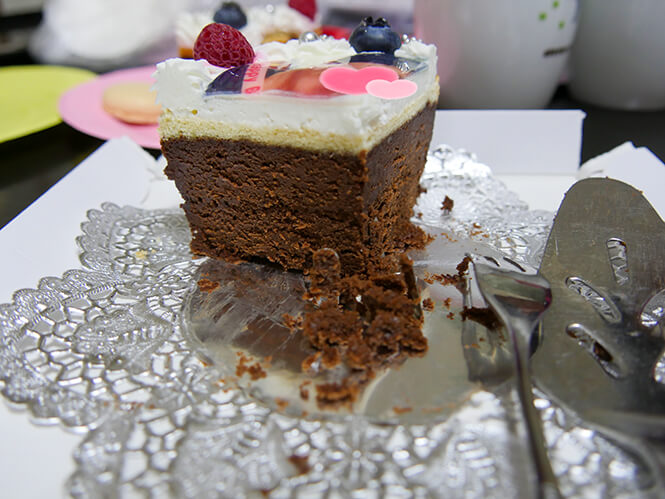 蒸し焼きショコラの写真ケーキは断面からチョコレートの濃厚さが伝わってくる